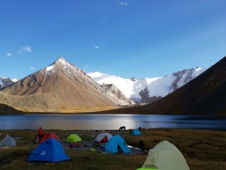 天池、可可托海、喀纳斯、禾木、五彩滩、魔鬼城、独山子大峡谷、赛里木湖、那拉提草原、巴音布鲁克、吐鲁番、鄯善沙漠。