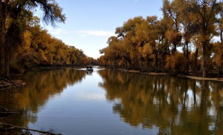 火焰山 库木塔格沙漠 坎儿井 葡萄园 巴音布鲁克 那拉提 喀赞其 赛里木湖 乌尔禾魔鬼城 禾木 喀纳 斯 观鱼台 五彩滩